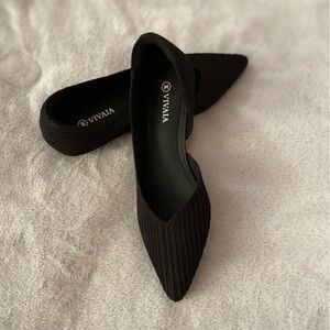Vivaia Women's Black Pointed Knit Flats